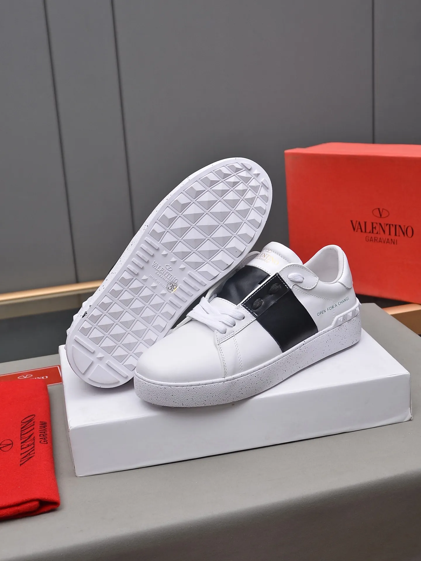 Men's shoes 460💰 (men and women couples) Valentino classic color matching series casual shoes. Made with heavy craftsmanship, good products pay attention to every detail. A must-have trendy item that can be worn all year round, it has been worn by many celebrities and Internet celebrities~~Imported cowhide surface, unique design concept, sheepskin lining, counter quality. Women’s clothing 35-40. Men’s clothing 39-44, 45-46 (returns and exchanges are not supported for custom-made items)
